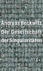 Vogelperspektive auf einen großen grauen Betonplatz, auf
dem sich Dutzende Menschen in verschiedenfarbiger Kleidung tummeln. Sie sind ununterscheidbar und laufen alle in verschiedene Richtungen.