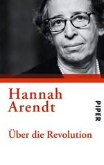 Buchcover mit rechtsseitigem Porträt von Hannah Arendt. Oben an der Stirn ist der Bildausschnitt angeschnitten. Sie trägt Hornbrille und Perlenkette. Mit leicht nach rechts geneigtem Kopf blickt sie den Betrachter mit neutralem Gesichtsausdruck an. Foto und Titel sind durch einen roten Balken getrennt. Darunter steht in großen Lettern ihr Name und etwas kleiner der Titel.