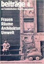 Buchcover mit der Abbildung einer stark ruinösen Häuserfassade aus der Nachkriegszeit. Links davor sitzt ein ca. 6 -jähriges Kind auf den Eingangsstufen, rechts daneben steht ein leerer Kinderwagen. Fenster und Tür des Hauses sind mit Holzrolläden verschlossen.Titel und weitere Information sind in fetter weißer Schrift angeordnet.