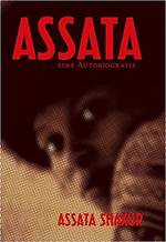 Auf dem Cover ist eine Fotografie von Assata Shakur abgebildet, die aus leichter Seitenansicht mit weit offenen Augen nach links in die Kamera schaut. Es ist eine Nahaufnahme, die ihr Gesicht und einen Teil ihrer Schulter zeigt. Die Fotografie ist als Rasterbild dargestellt, in schwarz-gelben Farben. Davon hebt sich der Buchtitel und Autorinnenname in roten Buchstaben ab.