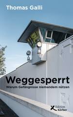 Das Buchcover zeigt eine circa 4 Meter hohe, weiße Gefängnismauer mit Wachturm. Die Fenster des Wachturms sind von außen verspiegelt und lassen keinen Blick ins Innere zu. In ihnen spiegeln sich der blaue Himmel und die Blätter eine Baumkrone. Große Scheinwerfer an der Mauer deuten darauf hin, dass der Bereich vor der Mauer auch bei Nacht gut überwacht werden kann.