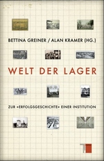 Gealtertes, kariertes Papier auf dem  zwölf sehr kleine Abbildungen von verschiedenen Internierungslagern zu sehen sind.
ung von unbeschriebenem, gealtertem und kariertem Papier hinterlegt ist.