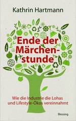 Ein kräftiger, vollkommen grüner Baum, dessen Krone nicht nur aus Blättern, sondern auch aus verschiedenen Symbolen besteht, zum Beispiel einem Flugzeug, einem Peace-Zeichen, einer Weltkugel und dem Zeichen des Dualen Systems für Recycling. Inmitten der Krone steht in roten Buchstaben "Ende der Märchens
tunde".