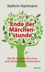 Ein kräftiger, vollkommen grüner Baum, dessen Krone nicht nur aus Blättern, sondern auch aus verschiedenen Symbolen besteht, zum Beispiel einem Flugzeug, einem Peace-Zeichen, einer Weltkugel und dem Zeichen des Dualen Systems für Recycling. Inmitten der Krone steht in roten Buchstaben "Ende der Märchens
tunde".