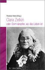 Buchcover mit einem Schwarz-Weiß-Foto von Clara Zetkin. Es handelt sich um eine Portraitaufnahme mit Blick in die Kamera. Sie trägt eine Brille und einen flauschigen Kragen oder Schal. Der obere Teil des Covers in weiß, der Name der Herausgeberin ist in kleiner, schwarzer Schrift geschrieben, darunter in lila der Buchtitel. Auf der linken Seite ist ein vertikaler Streifen in lila zu sehen.