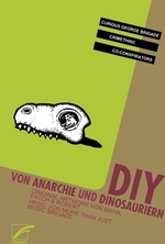 Buchcover mit der oberen Hälfte eines Dinosaurierschädels. Im Auge des Schädels sitzt eine kleine Maus.