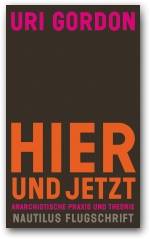 Es handelt sich um ein rein typographisches Cover ohne Bildmotiv. Auf einer dunklen, monochromen Fläche steht oben der Name des Autoren in Pink, der Titel steht in der unteren Hälfte sehr fett in orange, darunter kleiner der Untertitel in Pink und der Name der Buchreihe Nautilus Flugschrift in Grau.