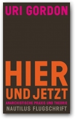 Es handelt sich um ein rein typographisches Cover ohne Bildmotiv. Auf einer dunklen, monochromen Fläche steht oben der Name des Autoren in Pink, der Titel steht in der unteren Hälfte sehr fett in orange, darunter kleiner der Untertitel in Pink und der Name der Buchreihe Nautilus Flugschrift in Grau.
