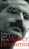 Seitliches Schwarz-Weiß-Porträt von Walter Benjamin. Das Foto ist schräg von unten aufgenommen, Benjamin blickt nach unten in die Kamera. Der Mann trägt runde Nickelbrille und einen Schnauzbart.