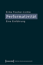 Wir sehen in der im oberen Bereich des Buchcovers linksbündig in  weißen Buchstaben den Titel "Performativität" in einem hellen mitternachtsblauen Kasten eingebettet, dessen filigraner Rahmen eiswasserblau ist. Darüber steht der Name der Autorin
"Erika Fischer-Lichte"  in kleineren  weißen Buchstaben. Unterhalb des Kastens steht ein der Untertitel
 "Eine Einführung", ebenfalls in weißen Buchstaben. Am Fuß des Buchcovers sehen wir den Namen des Verlags "[transscript]" gefolgt von der Editionsangabe "Edition Kulturwisschenschaft", beides in weißen Buchstaben. Autorinnenname, Titel, Untertitel, Verlagsname, sowie Editionsangabe sind auf einem  marinebauen Hintergrund zu sehen.