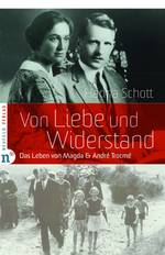 Oben ein Portrait von Magda und André Trocmé, darunter ein Bild von einem Spaziergang vieler Menschen, vier Kinder im Vordergrund. Beides historische Bildaufnahmen. Sie werden von einem dicken, roten Balken in der Mitte getrennt, auf dem in dünnen, aber großen weißen Buchstaben der Titel und etwas kleiner der Untertitel geschrieben stehen.