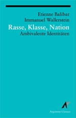 Oben ist ein schwarzer Streifen, darunter sind die Namen der beiden Autoren,  Etienne Balibar und Immanuel Wallerstein zu sehen.
Der Titel "Rasse, Klasse, Nation" ist etwas größer, darunter der Untertitel 
"Ambivalente Identitäten". Das Cover ist hellblau mit weißer und schwarzer Schrift.