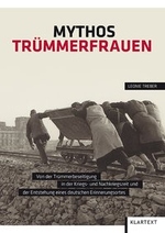 Auf dem Foto schieben vier Frauen  eine Lore. Vorneweg läuft ein Mann, er zieht die Lore, die ugenscheinlich mühsam auf den schmalen Gleisen  bewegt wird. Man kann nicht erkennen, ob die Lore
 beladen oder unbeladen ist. Von den Frauen ist nur der Rücken zu sehen. Es scheint kalt zu sein, alle tragen warme Kleidung. Der Mann trägt eine dicke Jacke, die Frauen tragen Kopftücher, lange Kittel und Röcke und an den Füßen tragen sie Holzpantinen. Die fünfköpfige Gruppe bewegt sich mit der Lore scheinbar auf ein Gebäude im Hintergrund zu. Es scheint sich dabei um das schwer beschädigte Gebäude des Berliner Reichstags zu handeln.