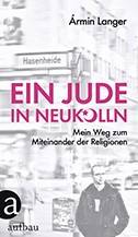 Buchcover mit der Abbildung einer verschwommen Straßenkreuzung, auf der ein Straßenschild zu lesen und in der rechten unteren Ecke eine männliche Person abgebildet ist. Darüber steht in lila "Ein Jude in Neukölln", wobei das Ö als Halbmond und Judenstern geschrieben ist.