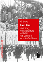 Buchcover aus zwei Schwarzweißfotografien: in der oberen Häfte eine Gruppe, 
mehrheitlich Frauen und drei Männer, wahrscheinlich an ihrer Arbeitsstätte, einer Art Steinbruch, mit Werkzeugen posierend. Sie tragen Arbeitskleidung. In der unteren Hälfte eine Allee, auf der sich viele Menschen, der Kamera ab
gewandt, in Blickrichtung des_der  Fotograf_in von der Kamera wegbewegen. Der Kleidung nach handelt es sich mehrheitlich um Männer. Sie tragen Hüte und lange 
Mäntel.